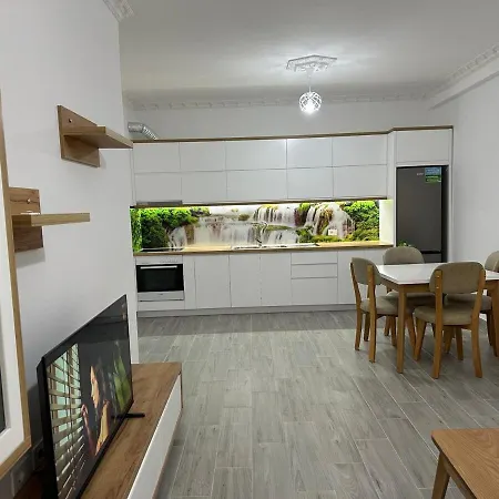 Me Qera, Ditore Apartman
